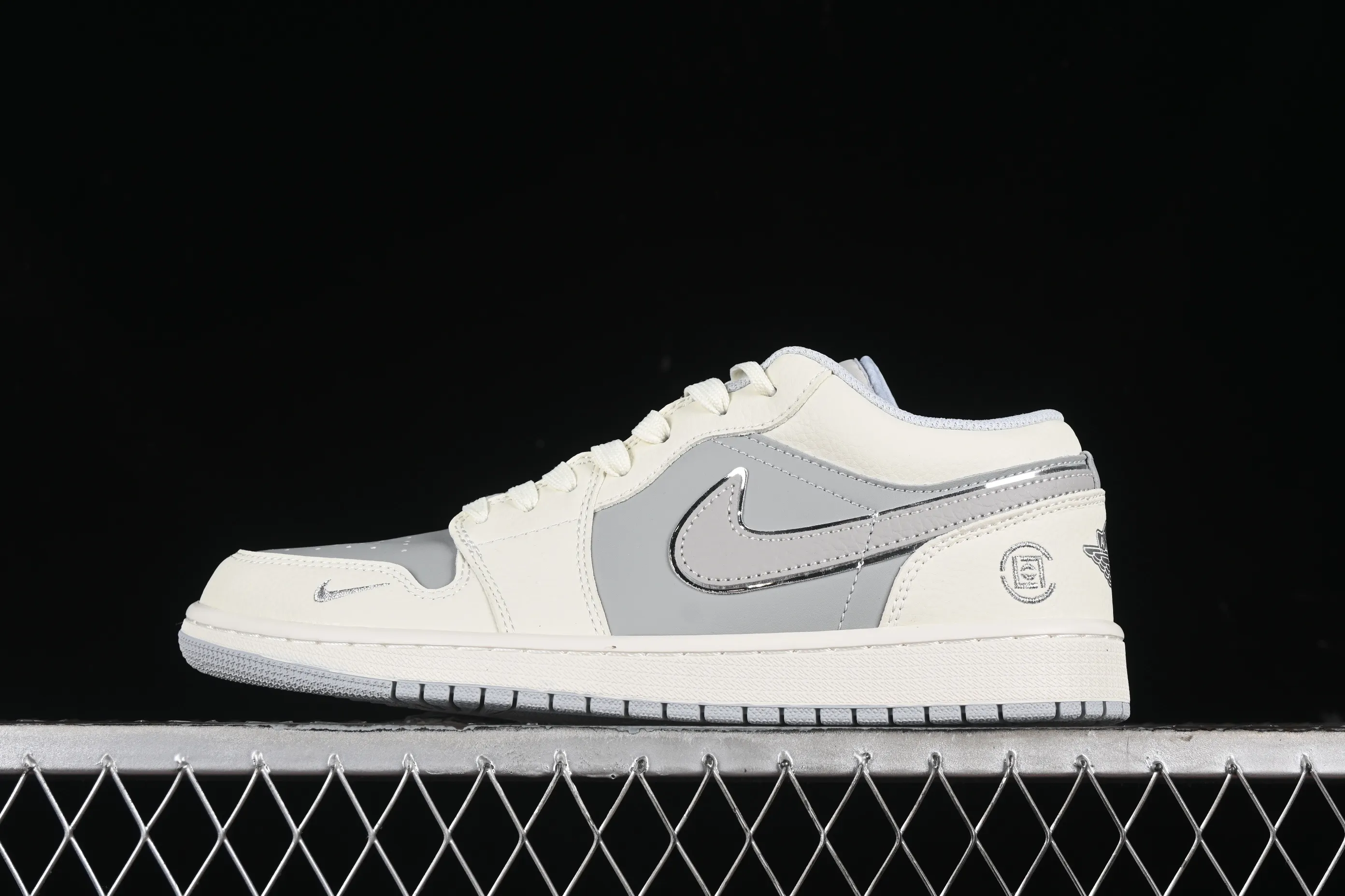 All categories Air Jordan Jordan series basketball shoes Air Jordan 1 Low high-end customized low-top sneakers Air Jordan 1 Low AJ1 Joe 1 Guanxi joint-beige silver edge gray high-end customized low-top retro basketball shoes DC2024-024